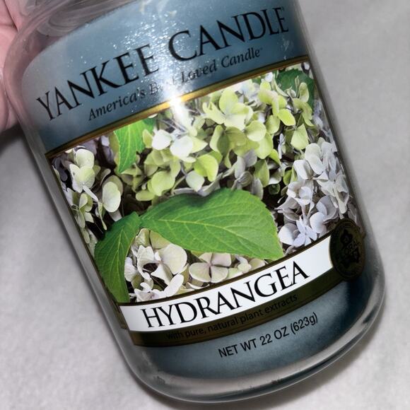 Yankee Candle HYDRANGEA Large Jar 22 Oz Blue Housewarmer Floral OOP Not Burned - Picture 7 of 8